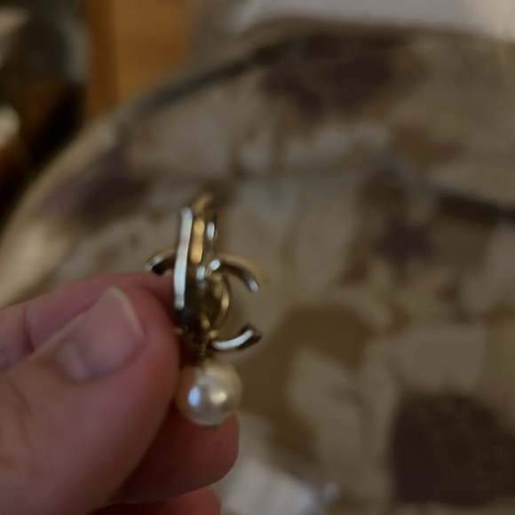 Vintage Chanel Leverback Pearl drop Earrings - Picture 4 of 5